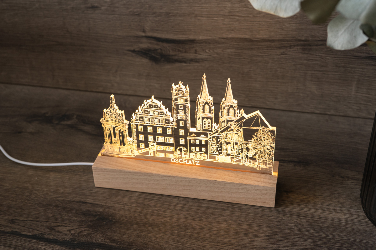 LED Acryl Lampe mit Oschatz Skyline auf Holzsockel, warmweißes Licht, USB-Stadtlampe als Deko und Heimatgeschenk